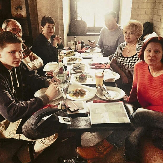 Семейный обед (слева направо): сын Даниил, Эммануил, Ирина, Максим Виторганы, Людмила Нарусова, Вика Верберг, апрель 2015-го 
