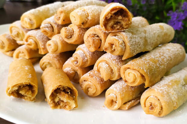 Фото к рецепту: Печенье-трубочки с ореховой начинкой
