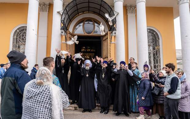 В Рязани митрополит Никодим в Благовещение выпустил на волю белых голубей