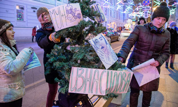 Феминистки провели в Москве елочную акцию против новогоднего насилия женщин 