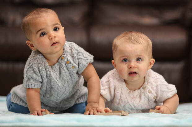 Никто не может поверить, что эти 10-месячные девочки — близняшки... Такое не каждый день увидишь!