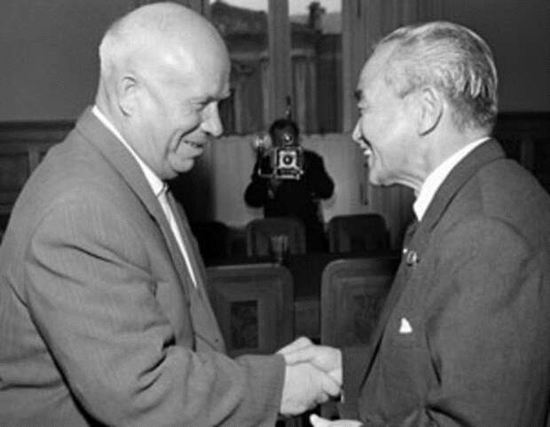 В 1956 году Хрущев согласился на передачу Японии островов Хабомаи и Шикотан, но лишь после подписания мирного договора. От него отказались уже сами японцы. 