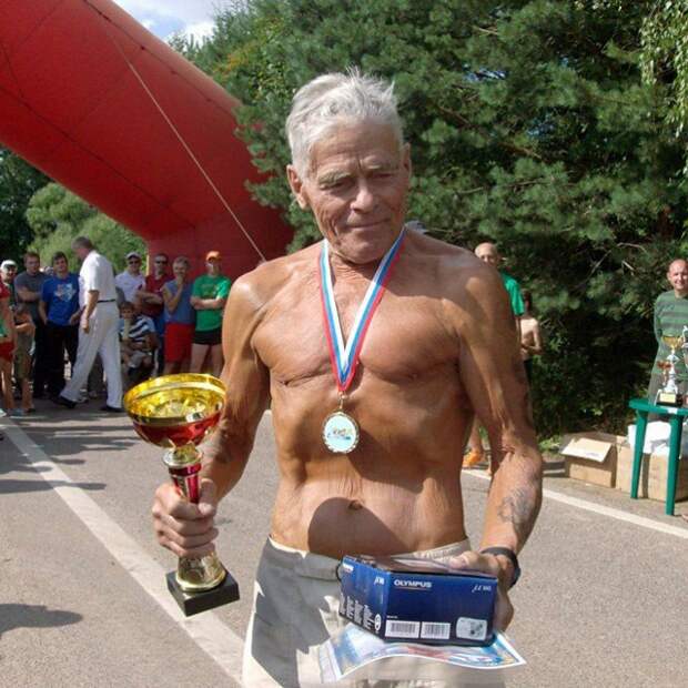 Триатлонист Борис Ухов из Рыбинска (1927 года рождения). На фото: Борис Ухов на награждении старшей возрастной категории Бережковского триатлона (80+)