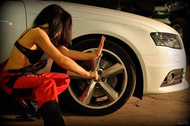 Как девушки ремонтируют автомобиль