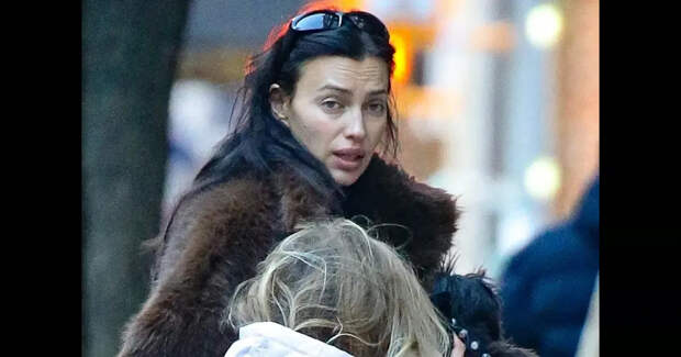 Без макияжа и в шубе: Ирину Шейк с дочерью засняли в Нью-Йорке