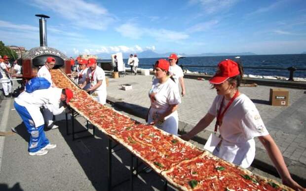 Всем пиццам пицца: в Неаполе приготовили рекордную двухкилометровую «Маргариту»