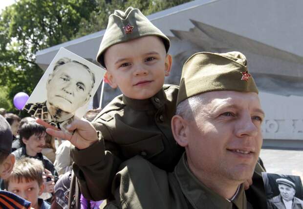 Участники акции Бессмертный полк в Ставрополе