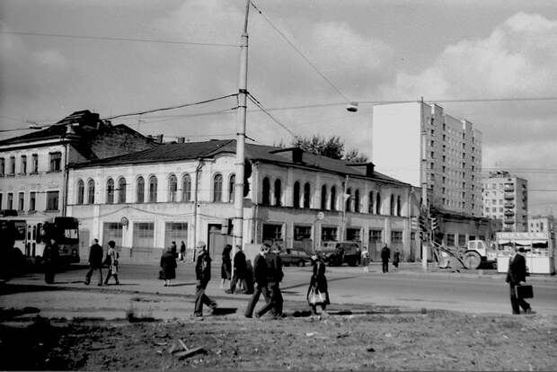 Закрылся магазин в середине 1970-х годов. автосалон, москва, ретро фото, советские автомобили, ссср