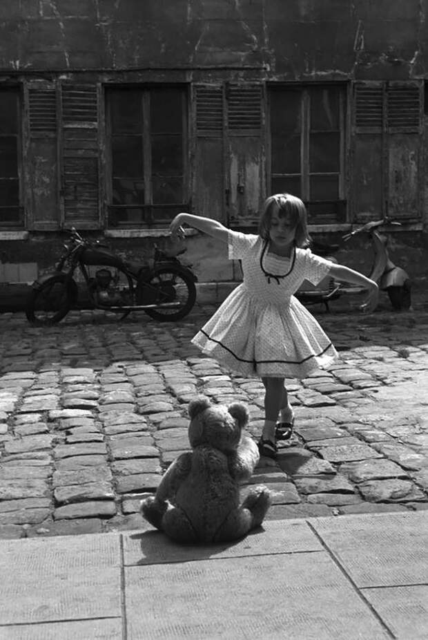 Девочка танцует перед плюшевым мишкой. Париж, 1961 г.