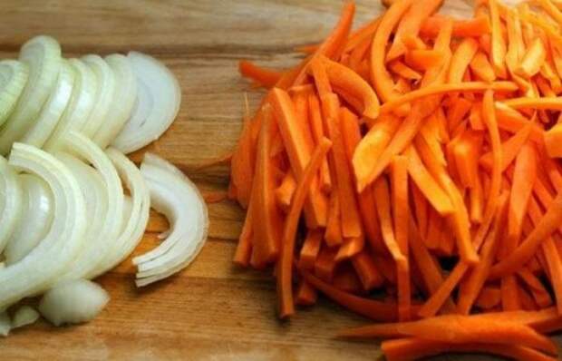 Измельчённые лук и морковь