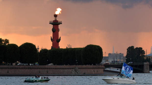 В честь победы «Зенита» в Петербурге зажгли факелы Ростральных колонн