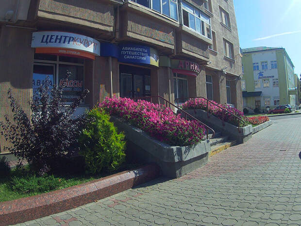 Земля не стекает на тротуары, поэтому нет пыли и грязи.
