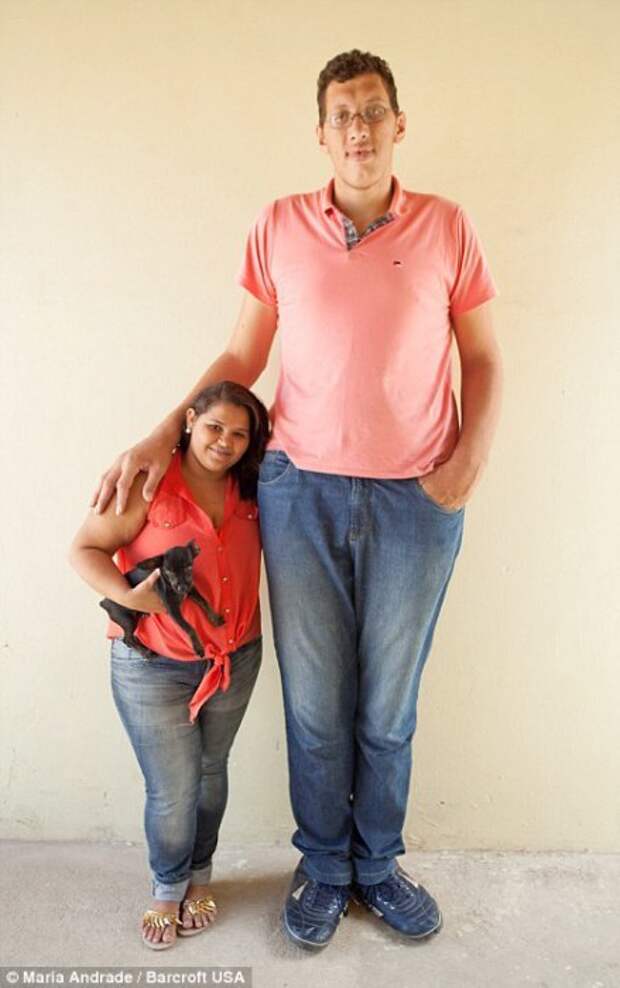 Гигант Джолисон Фернандес Да Силва и его 21-летняя девушка Эвем Медейрос.