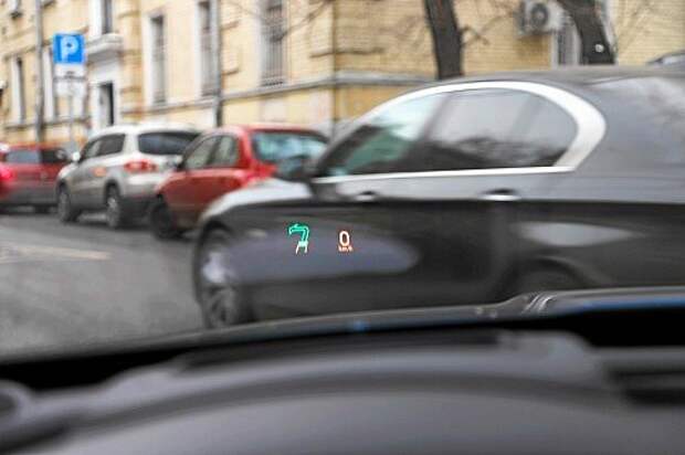 Мы сравнили Hudway Glass со штатным проектором седана Jaguar XE: «родная» проекция на лобовое стекло оказалась значительно четче картинки Хадвея.