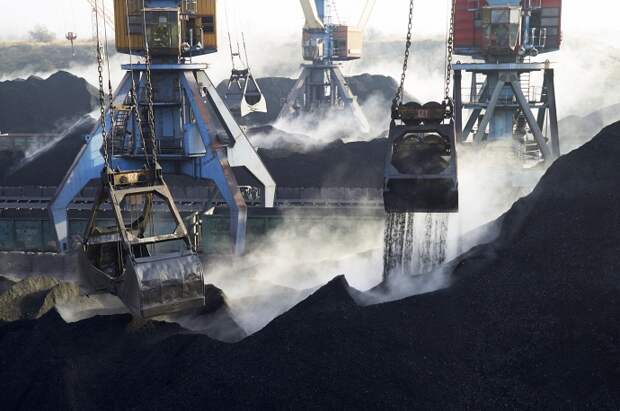 Разгрузка угля с сухогруза Bulk China, который доставил 168 тысяч тонн антрацита из ЮАР в порт "Южный", Одесская область, 7 декабря. Уголь будет отправлен по железной дороге на государственную Трипольскую ТЭС