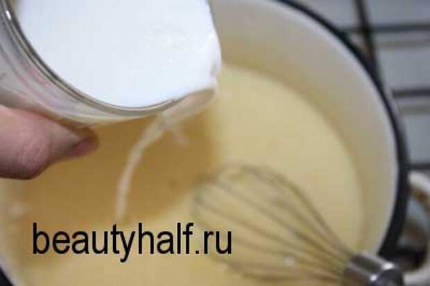 Наполеон с изюмом и заварным кремом.