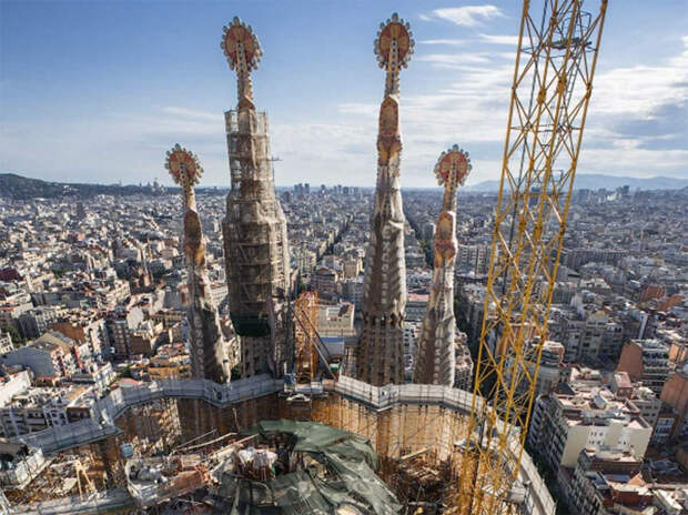 Знаменитый собор Антонио Гауди в Барселоне парни, как обычно, рассматривали сверху. Помимо шпилей собора с вершины открываются лучшие виды на город.