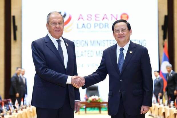 Министр иностранных дел России Сергей Лавров принимает участие в заседаниях Восточноазиатского саммита в Лаосе