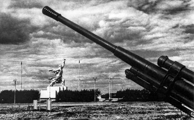 ID: 10632259 Описание: Советский Союз. Москва. Зенитные орудия у Всесоюзной сельскохозяйственной выставки (ВСХВ) в 1941 году. Наум Грановский/Фотохроника ТАСС