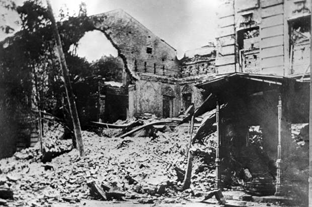 Дома, разрушенные петлюровцами в городе Умани. 1919 год. 