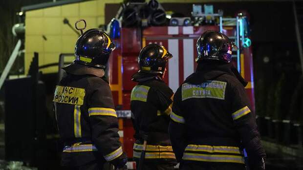 В Иркутской области на территории цеха произошел пожар площадью 4 тыс. кв. м