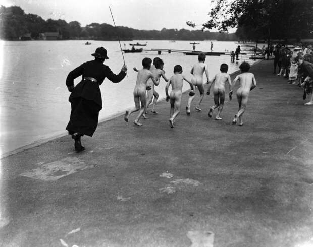 Компания голых подростков убегает от женщины-полицейского, Гайд-Парк, 1926 год.  люди, редкие, фото