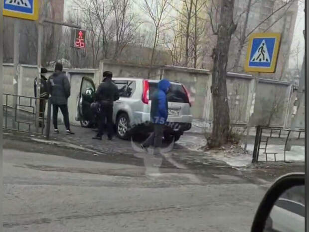 Внедорожник протаранил забор в центре Читы