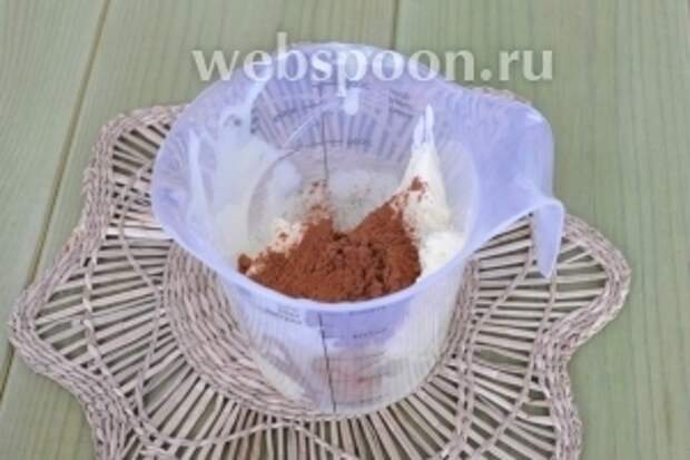 Немного белого крема оставить для украшения, а в остальной крем добавить какао и коньяк.