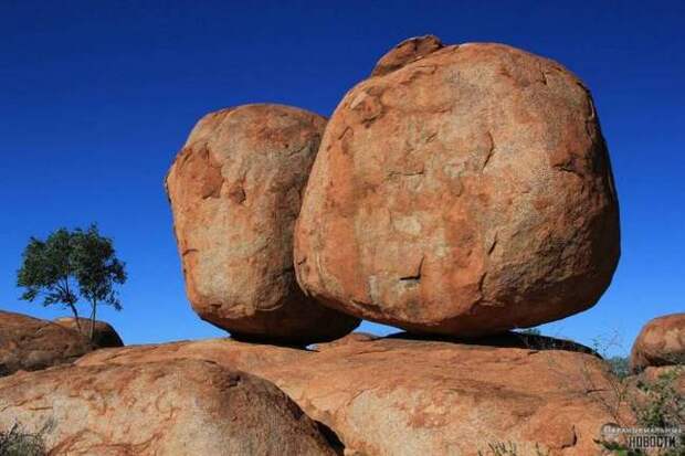 Ученые говорят, что камень треснул по естественным причинам, но многие думают, что тут не обошлось без высоких технологий древних