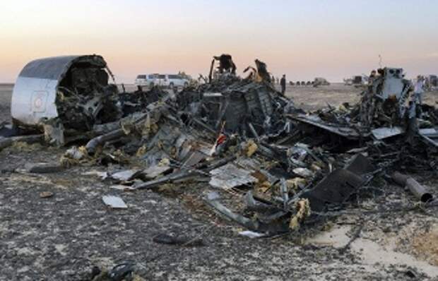 Обломки разбившегося Airbus A321 на месте крушения, 3 ноября