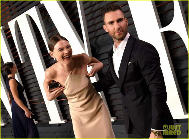 adam-levine-behati-prinsloo-vanity-fair-party-01