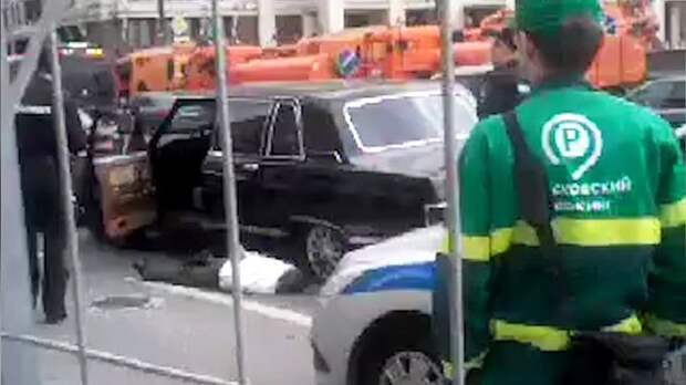 Задержание водителя "Чайки" у Кремля запечатлели на видео