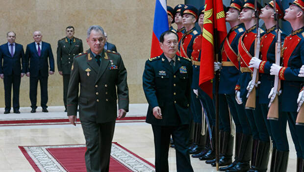 Министр обороны РФ Сергей Шойгу и министр обороны КНР Вэй Фэнхэ во время встречи в Москве. 3 апреля 2018