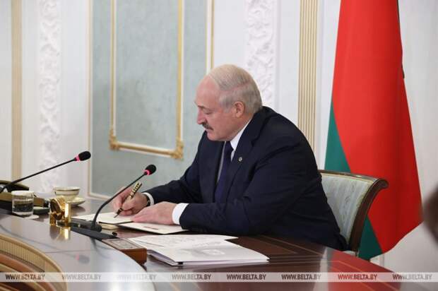 Лукашенко подписывает интеграционный декрет, 4.11.21.jpg