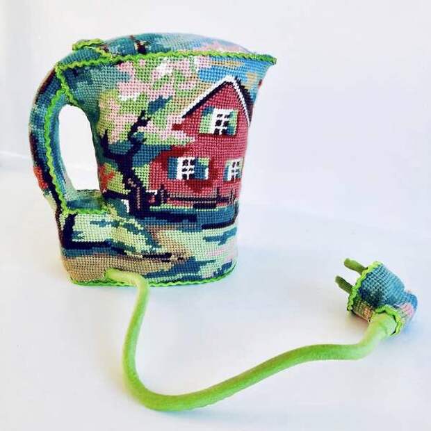 Необычное хобби прославило шведскую  художницу Уллу-Стину Викандер  на весь мир.  Она дает вторую жизнь  предметам домашнего обихода,  давно уже вышедшим  из употребления.-1-8