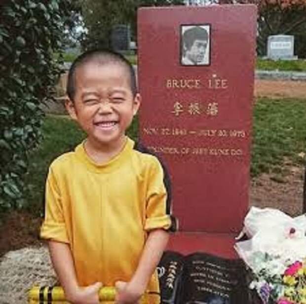8-летний мальчишка тренируется по несколько часов в день, чтобы быть похожим на кумира - Брюса Ли