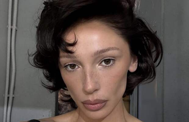 Зимний шик: Настя Ивлеева снялась в пуховом платке и дорогих часах