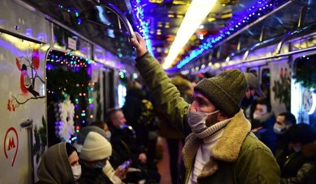 Метро в новогодние праздники. Украшенный новогодний поезд Москва. Новогодний поезд МЦД 2. Поезд Иволга новогодний. Акция новогодний поезд.