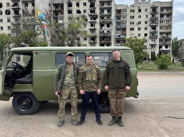 Евгений Смолянинов передал солдатам автомобиль и гуманитарную помощь