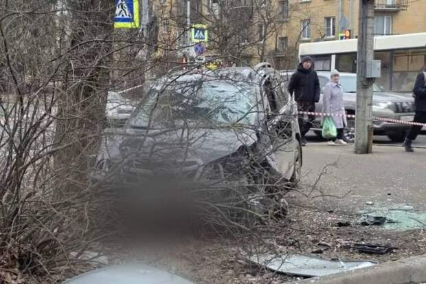 В Петербурге водитель иномарки сбил мать с двумя дочерьми на тротуаре