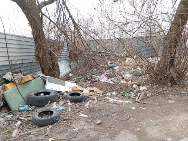 Мусор на авторынке не кто не убирает!!!