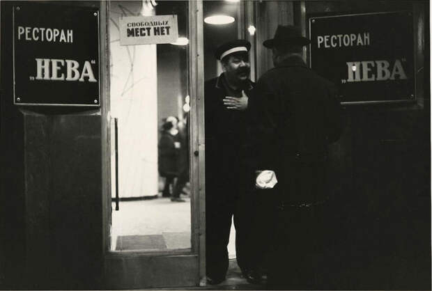 На входных дверях ресторанов элит класса неизменно красовалась табличка с надписью, гласящей, что мест нет / Фото: yaplakal.com На входных дверях ресторанов элит класса неизменно красовалась табличка с надписью, гласящей, что мест нет / Фото: yaplakal.com