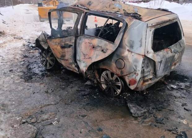 По дороге в Боровичи легковушка столкнулась с грейдером – водитель погиб