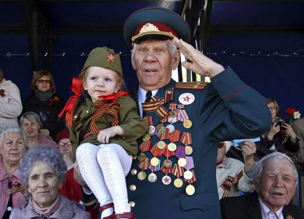 Участники акции Бессмертный полк в Барнауле