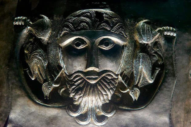 Лицо кельтского бога. Деталь котла из Гундеструпа, I в. до н.э.