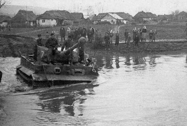 9. Немецкие тяжёлые танки переправляются через мелкую речку Вторая, война, мирова, фото