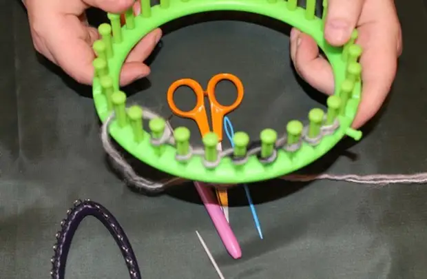 Учимся вязать на луме (Loom knitting). Урок первый: лицевые петли