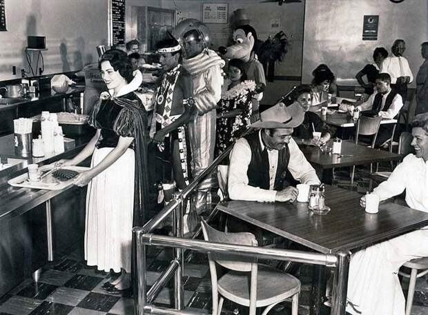 Кафетерий работников Диснейленда, 1961 год.