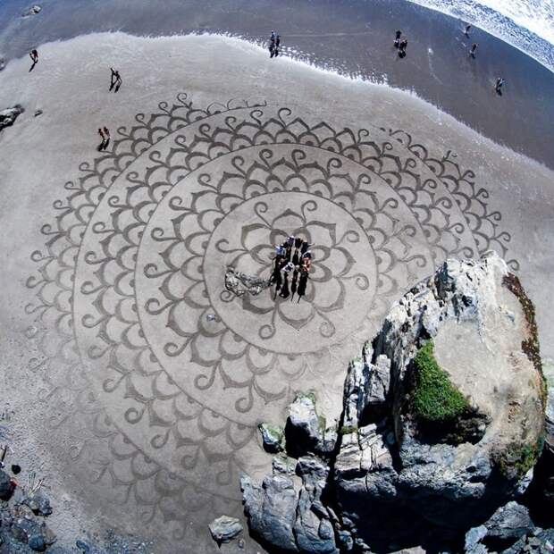 Посетив фестиваль Burning Man, этот мужчина уволился с работы и уже более 10 лет рисует на песке картина, песок, рисунок