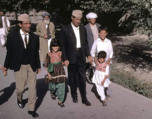 37. Вся семья нарядилась  афганистан, ретро, фотография